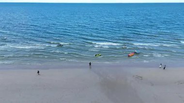 Kıyı şeridinde tekneleri ve insanları olan plaj manzarası. Yüksek kalite 4k görüntü