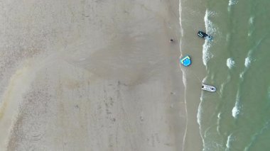 Kıyıya yakın park etmiş teknelerin ve küçük dalgaların uzaktan kumandalı uçakları. Yüksek kalite 4k görüntü