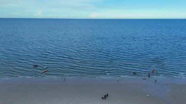Sahilde ve denizde uçmak. Yüksek kalite 4k görüntü
