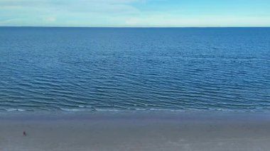 Kumlu sahil manzarası ve okyanus dalgaları. Yüksek kalite 4k görüntü