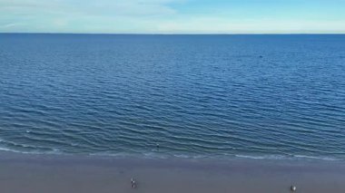 Sakin sularla tropikal sahil üzerinde berrak bir ufuk. Yüksek kalite 4k görüntü