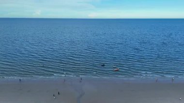 Ufuk çizgisi olan sahil ve deniz. Yüksek kalite 4k görüntü