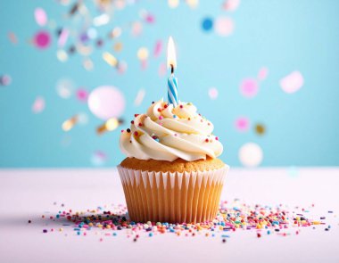 Alevli ve renkli süslemeli şenlikli kek. Yüksek kalite fotoğraf