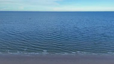 Sakin dalgalarla kıyı manzarası ve hiç insan yok. Yüksek kalite 4k görüntü