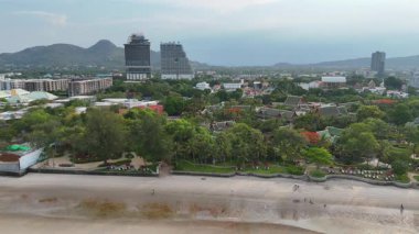 Tayland sahilindeki otellerin havadan çekilmiş görüntüleri. Yüksek kalite 4k görüntü