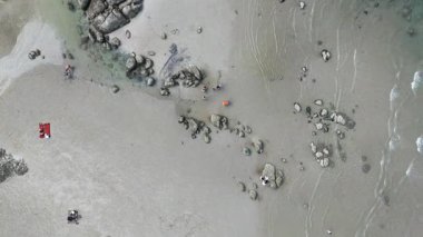 Boş tropik plajın yukarıdan aşağı manzarası. Yüksek kalite 4k görüntü