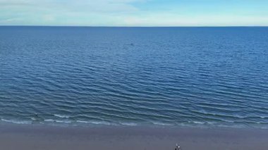 Mavi okyanus ve temiz gökyüzü altında temiz sahil. Yüksek kalite 4k görüntü