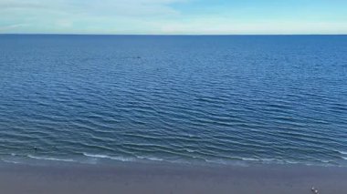 Boş tropikal plaj ve İHA 'dan sonra hala deniz var. Yüksek kalite 4k görüntü