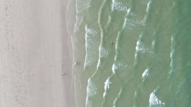 Açık tropikal deniz ve İHA 'dan terk edilmiş plaj. Yüksek kalite 4k görüntü