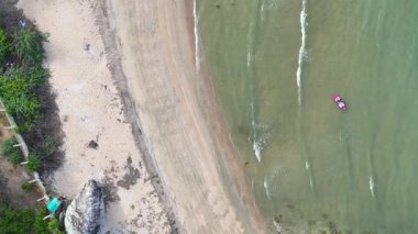 İnsansız hava aracından görünen okyanus yakınındaki rahatlama bölgesi. Yüksek kalite 4k görüntü