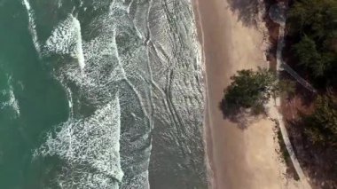 Sakin sahil ve sörf uzak ufka doğru uzanıyor. Yüksek kalite 4k görüntü