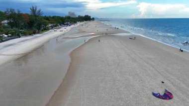 İnsansız hava aracı tropik şehir bölgesindeki kalabalık plajların üzerinde uçuyor. Yüksek kalite 4k görüntü