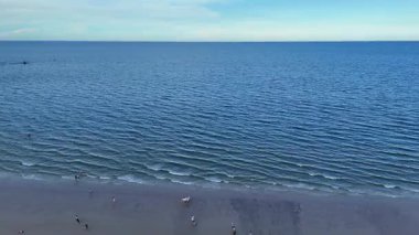 Rocky Coast yeşil ağaçlar ve Tayland şehir binalarıyla karşılaşıyor. Yüksek kalite 4k görüntü