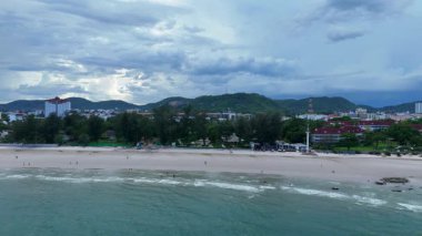 Kıyı taşlarının etrafında dalgalar olan şehir plajı. Yüksek kalite 4k görüntü