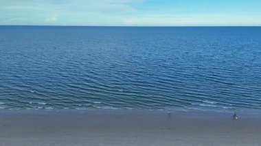 Tayland sahil kasabası ve okyanus kıyıları İHA 'dan. Yüksek kalite 4k görüntü