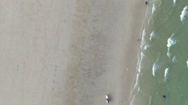 Yeşil deniz ve yukarıdan gelen yumuşak kum. Yüksek kalite 4k görüntü