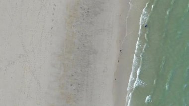 Kumsalın ve sığ suların insansız hava aracı görüntüleri. Yüksek kalite 4k görüntü