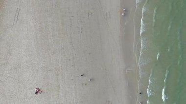 Okyanus dalgalarıyla sığ sahilde park edilmiş tekneler. Yüksek kalite 4k görüntü