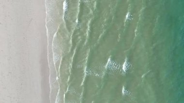 Tayland 'da açık deniz yumuşak kumla buluşuyor. Yüksek kalite 4k görüntü