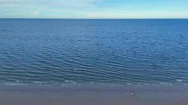 Güneydoğu Asya 'nın boş kıyı şeridi ve sakin suları. Yüksek kalite 4k görüntü