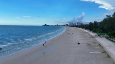 Tatil köyü mavi deniz ve beyaz kumsalla kesişiyor. Yüksek kalite 4k görüntü