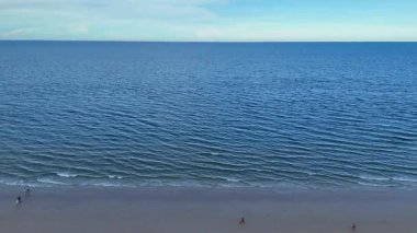 Otelleri ve plajı olan Tayland sahil kenti havadan görünüyor. Yüksek kalite 4k görüntü