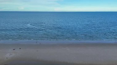 Tayland 'da oteller ve kıyı şeridi yukarıdan görülüyor. Yüksek kalite 4k görüntü