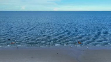 Sahildeki kayak manzarası ve sığ deniz manzarası. Yüksek kalite 4k görüntü