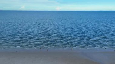 Mavi deniz ve boş kumsal insansız hava aracı tarafından ele geçirildi. Yüksek kalite 4k görüntü