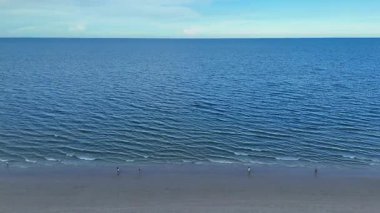 Güneydoğu Asya 'da deniz kıyısında tatil köyleri olan bir sahil. Yüksek kalite 4k görüntü