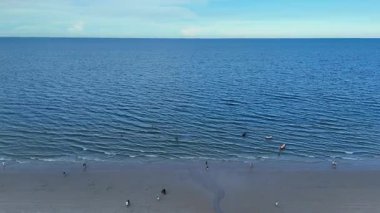 Mavi deniz kıyısında. Yüksek kalite 4k görüntü