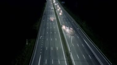 Otobanda hava trafiği aşırı hızlandı. Gece trafiğin yoğun olduğu saatlerde. Hiper hız, UHD 4K