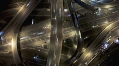 Otobanda hava trafiği aşırı hızlandı. Gece trafiğin yoğun olduğu saatlerde. Hiper hız, UHD 4K