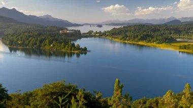 Ulusal park Nahuel Huapi, Punto Panoramico 'dan gün batımında manzara. Arjantin 'de göl bölgesi, Bariloche yakınlarında Patagonya. Göllerle, ormanlarla ve dağlarla dolu yaz manzarası. 4K UHD