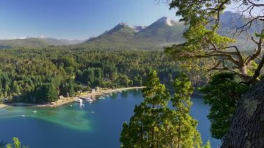 Villa La Angostura, Arjantin, Patagonya, Göl Bölgesi. Mavi koy, yeşil ağaçlar ve dağlar. UHD, 4K