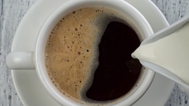 Ώρα Για Πρωινό Προσθήκη Γάλακτος Μαύρο Καφέ Αφρό Ρίχνεις Γάλα — Αρχείο Βίντεο