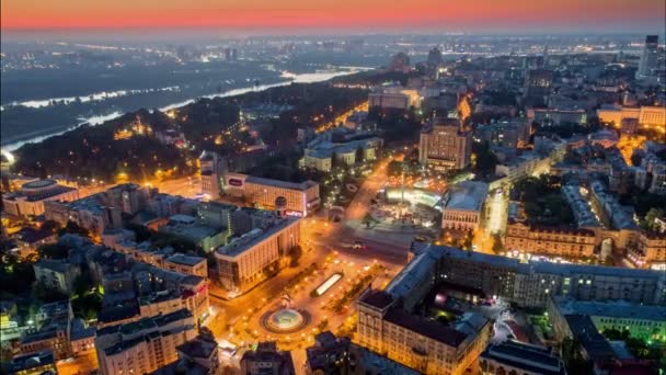キエフ市内中心部の朝の空中高波 ウクライナのキエフにある独立広場Maidan Nezalezhnostiを日の出前に飛んでいます 背景に赤い朝の空 — ストック動画