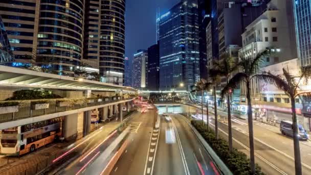 夜の香港ラッシュ時のトラフィック 中国の高速道路で超高層ビルや忙しい交通の時間経過 夜の香港のライトアップされた通りと高層ビル — ストック動画