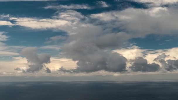 Čas Krátí Nad Oceánem Modrá Obloha Bílé Mraky Uhd — Stock video