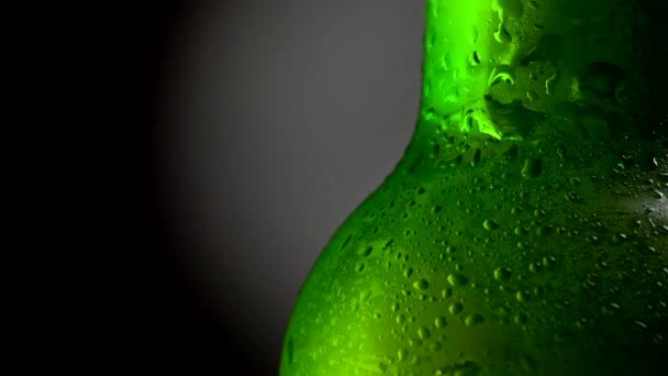 Primer Plano Botella Cerveza Fría Verde Con Gotas Agua Rotación — Vídeos de Stock
