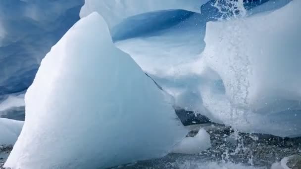 冰洞内的蓝白色冰川 冰川融化了 水从上面流了出来 全球变暖 气候变化 冰川融化概念 — 图库视频影像