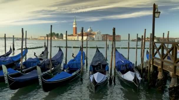 ヴェネツィアのサン ジョルジョ マッジョーレでのゴンドラのジンバルショット イタリアのヴェネツィアの海岸にボートをスイング — ストック動画