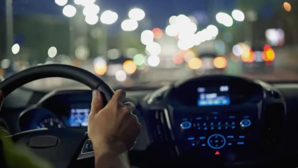 Mãos Homem Volante Condução Carro Cidade Noite Através Engarrafamento Conduzir — Vídeo de Stock