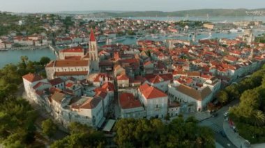 Adriyatik Denizi 'ndeki muhteşem Venedik şehrinin hava görüntüsü - Trogir, Hırvatistan. Turuncu kiremitli çatıları olan Trogir kasabasının sabah çekimi