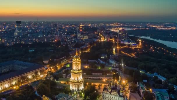Luftaufnahme Des Kiewer Pechersk Lavra Bei Sonnenuntergang Mit Beleuchtung Nachts — Stockvideo