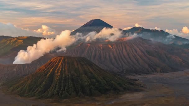 Grote Zonsopgang Schot Van Vulkaan Gunung Bromo Met Rook Semeru — Stockvideo