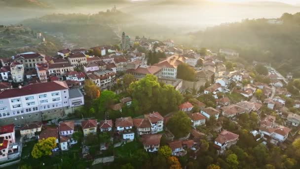 Voando Sobre Casas Antigas Catedral Ascensão Rio Desfiladeiro Veliko Tarnovo — Vídeo de Stock