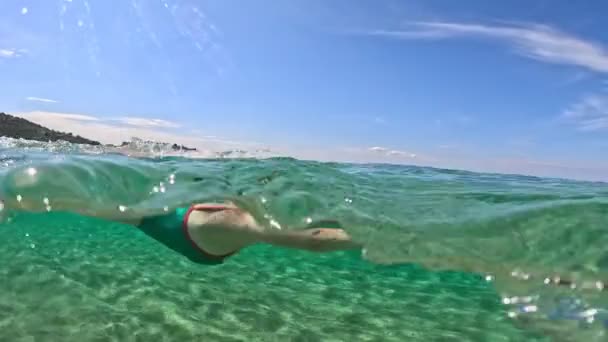 Gadis Perenang Dengan Baju Renang Hijau Bawah Air Laut Wanita — Stok Video