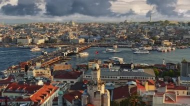 Galata Kulesi 'nden İstanbul şehir merkezinin gün batımı manzarası. İstanbul, Türkiye 'ye zoom yap. Feribotlar Galata Köprüsü yakınlarındaki Golden Horn Körfezi boyunca yelken açıyor.
