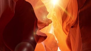Antilop kanyonunda çeşitli kırmızı ve turuncu kayalar. Gün ortası güneşi antilop kanyonuna garip bir şekilde aydınlatıcı kanyon duvarlarına çarpıyor. Arizona, ABD 'deki Antilop Kanyonu' nun kırmızı duvarları